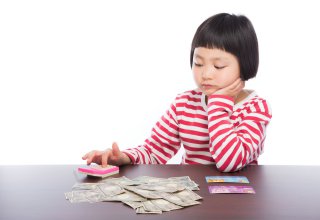 お金を数えている少女