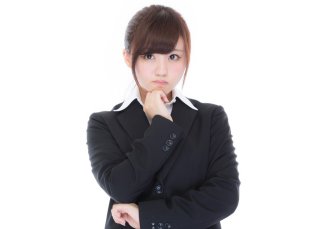 考え中の女性